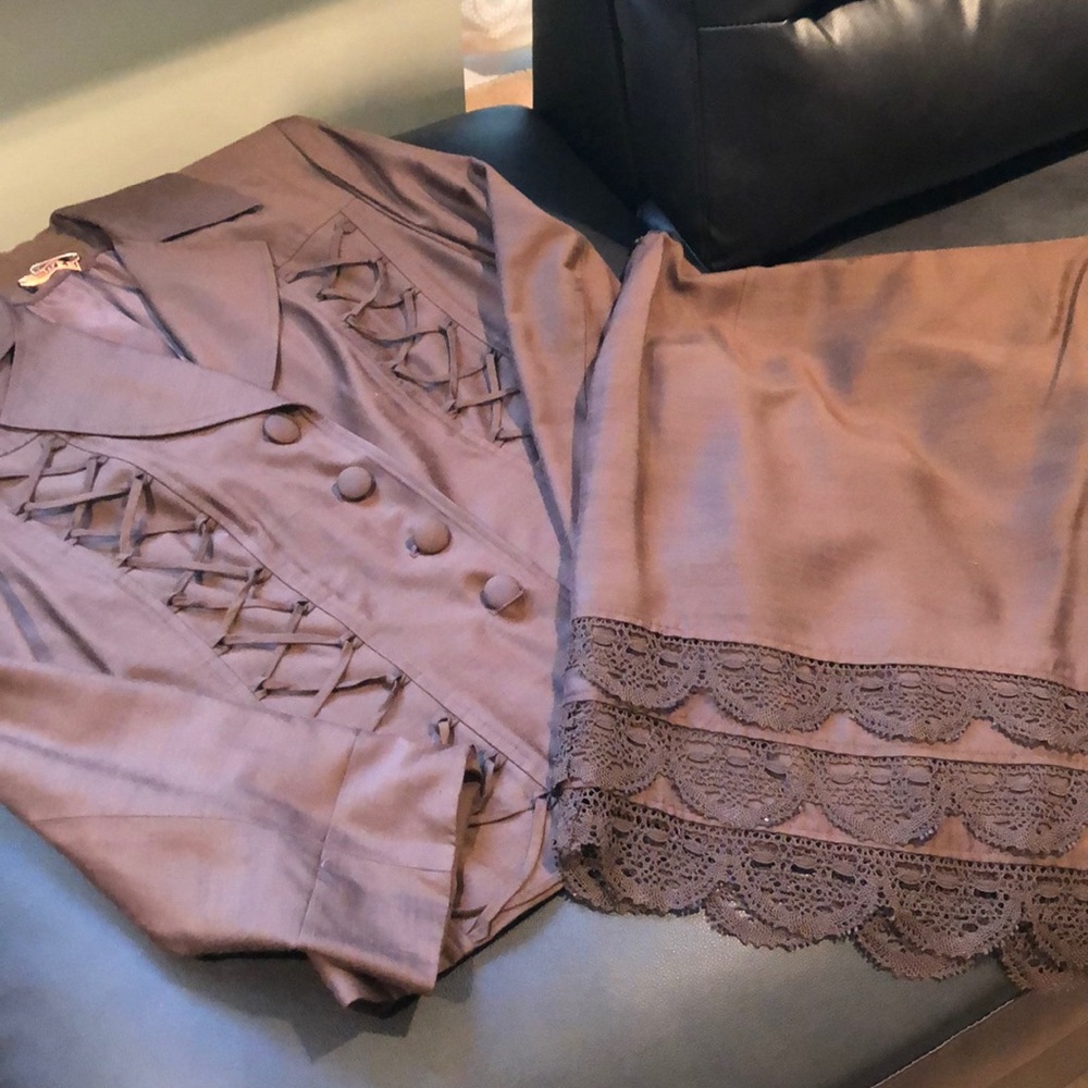 Brown silk/cotton suit with lace edge on skirt